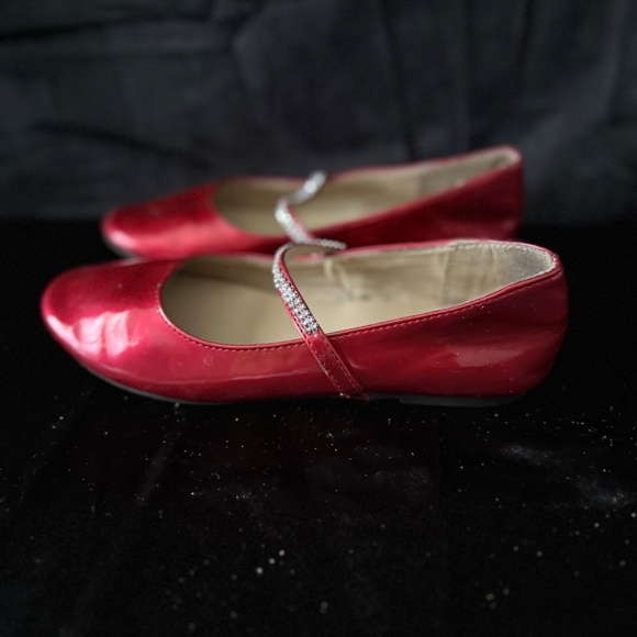 Children’s Place girls red round toe dress shoe size 2 - Picture 3 of 7